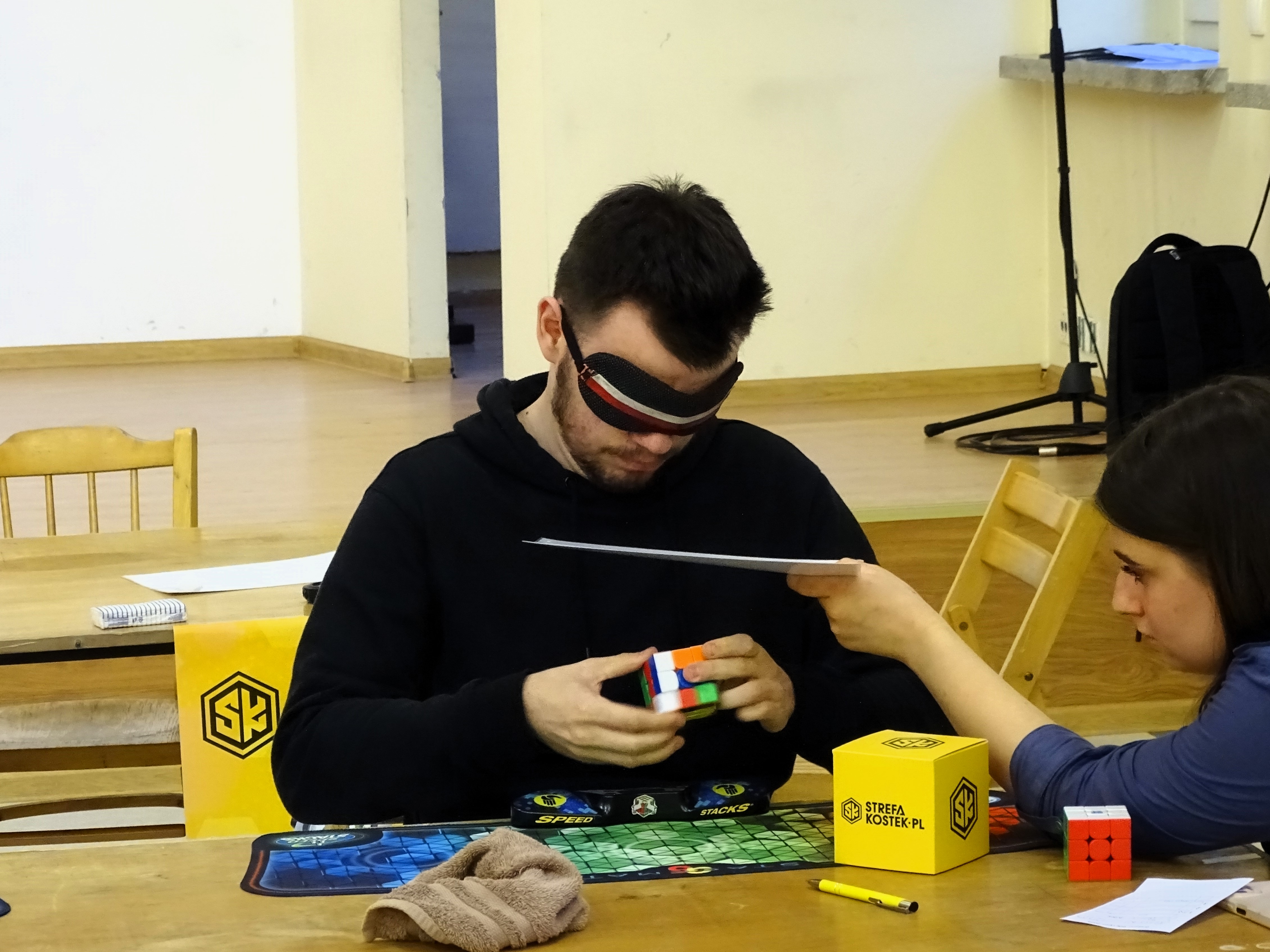 Krzysztof Bober układający 3x3x3 Blindfolded